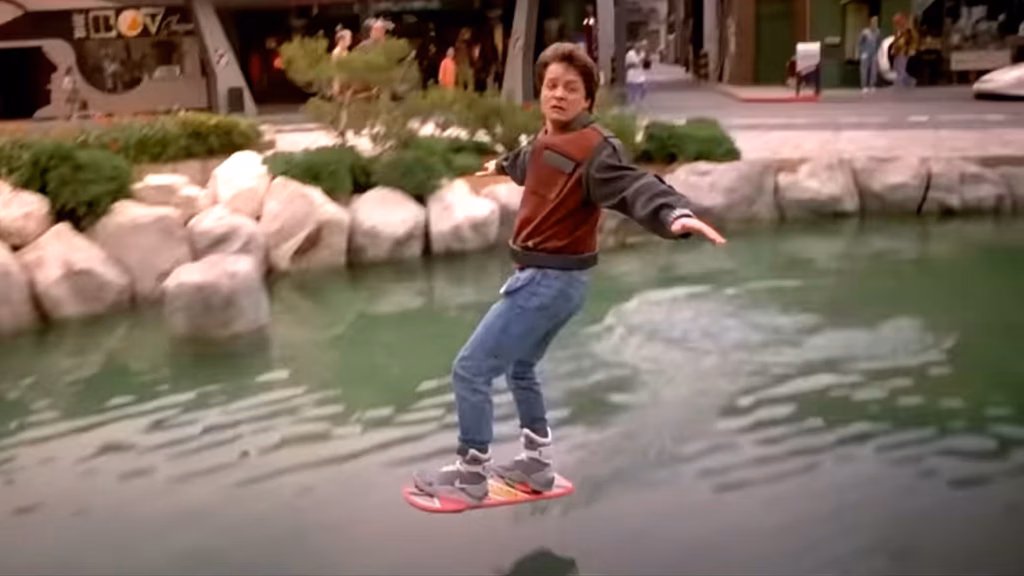Michael J. Fox en el patinete volador de Regreso al Futuro